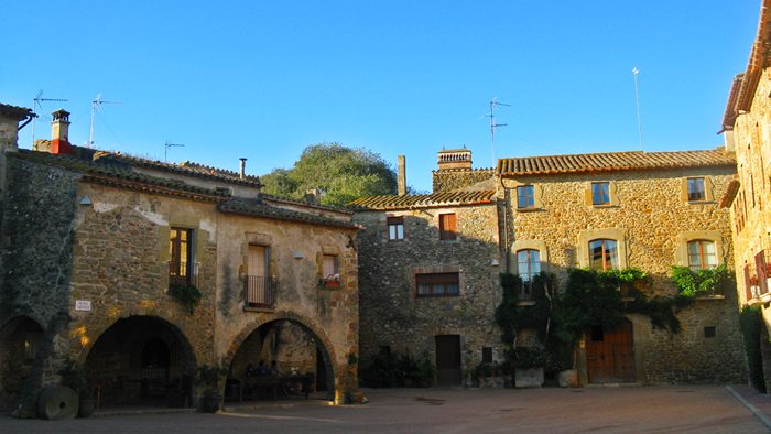 Spain, Monells